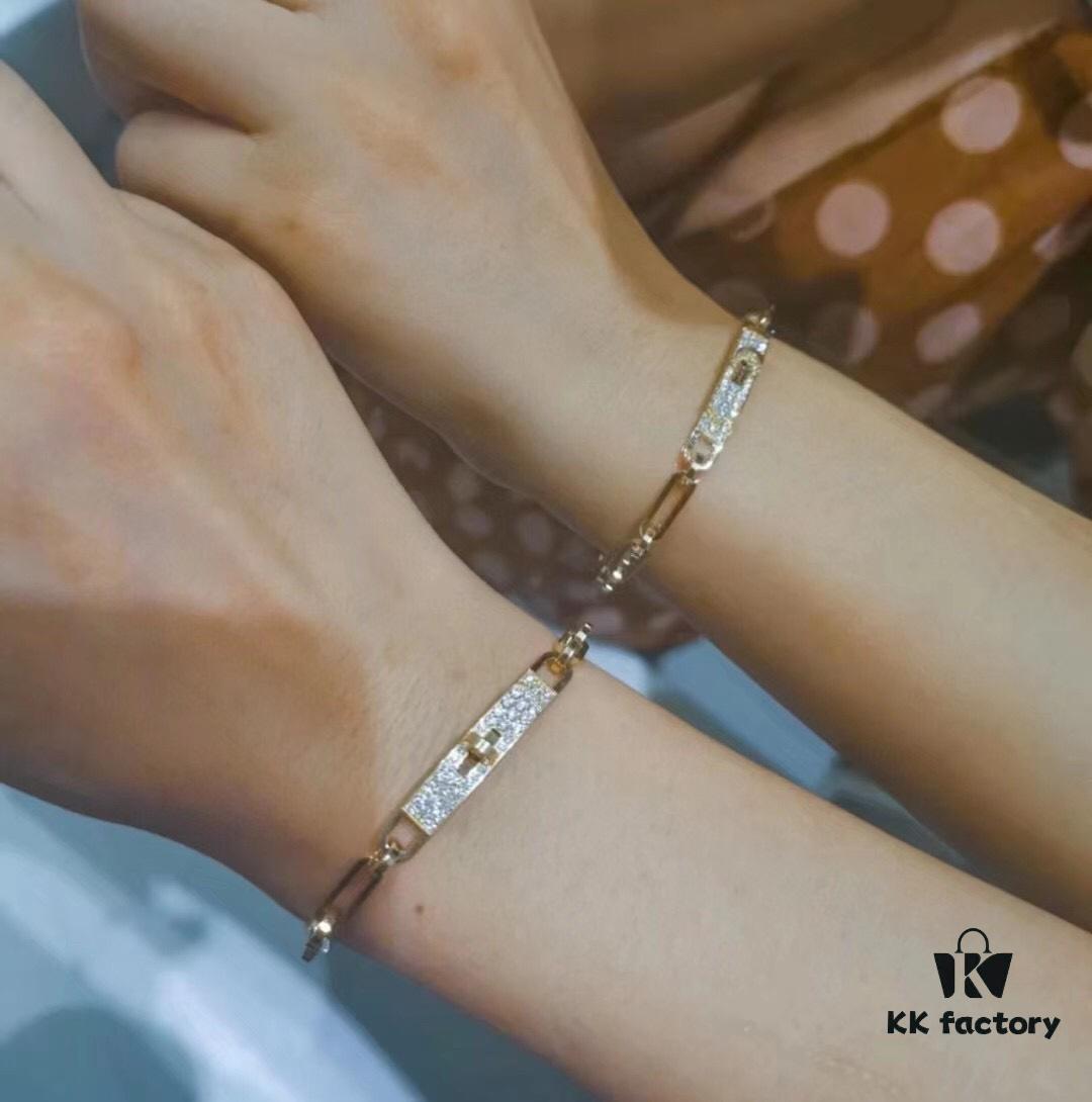 New Arrival Hermès Kelly Series Bracelet, Pure Silver with Thick Gold Plating, Standard 18K Rose Gold Tone, Lightweight and Elegant Design, Iconic Kelly Lock Closure, A Must-Have Accessory for Stylish Women