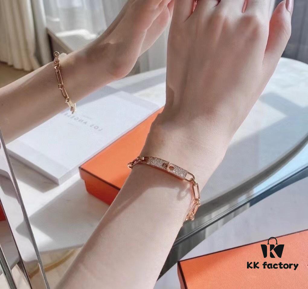 New Arrival Hermès Kelly Series Bracelet, Pure Silver with Thick Gold Plating, Standard 18K Rose Gold Tone, Lightweight and Elegant Design, Iconic Kelly Lock Closure, A Must-Have Accessory for Stylish Women