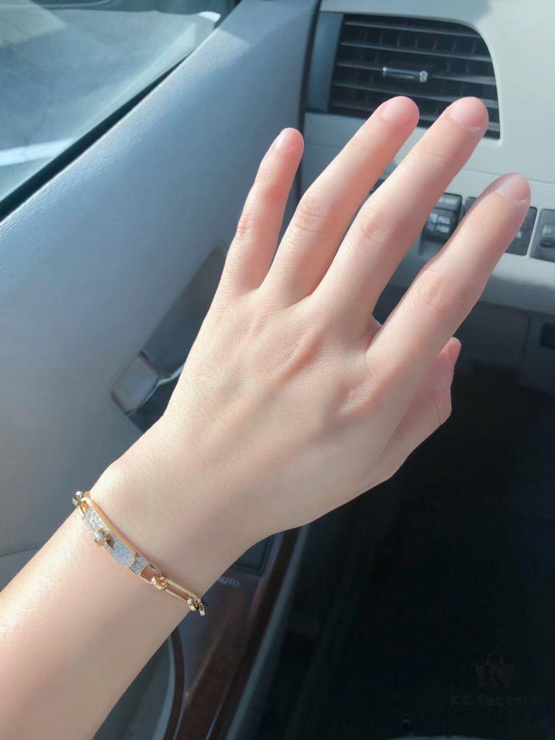 New Arrival Hermès Kelly Series Bracelet, Pure Silver with Thick Gold Plating, Standard 18K Rose Gold Tone, Lightweight and Elegant Design, Iconic Kelly Lock Closure, A Must-Have Accessory for Stylish Women