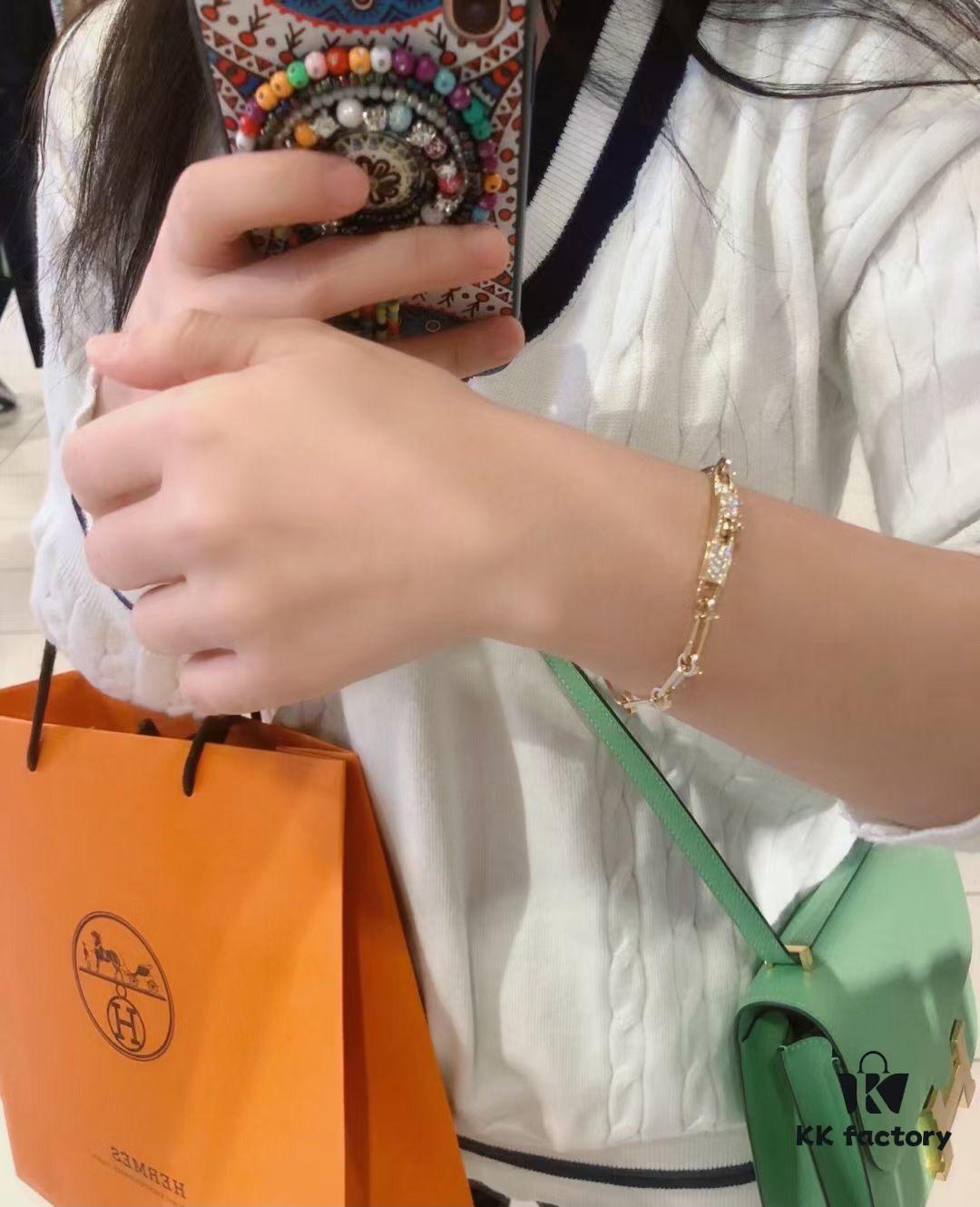 New Arrival Hermès Kelly Series Bracelet, Pure Silver with Thick Gold Plating, Standard 18K Rose Gold Tone, Lightweight and Elegant Design, Iconic Kelly Lock Closure, A Must-Have Accessory for Stylish Women