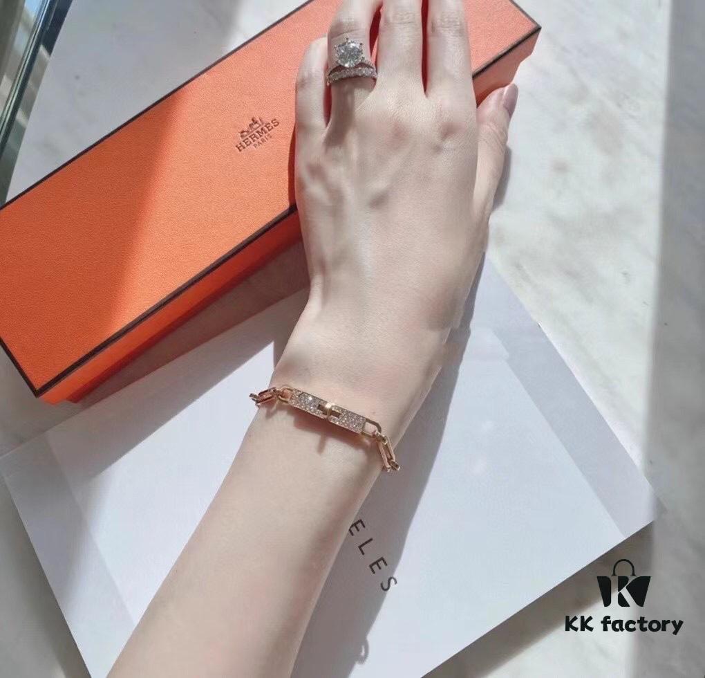 New Arrival Hermès Kelly Series Bracelet, Pure Silver with Thick Gold Plating, Standard 18K Rose Gold Tone, Lightweight and Elegant Design, Iconic Kelly Lock Closure, A Must-Have Accessory for Stylish Women