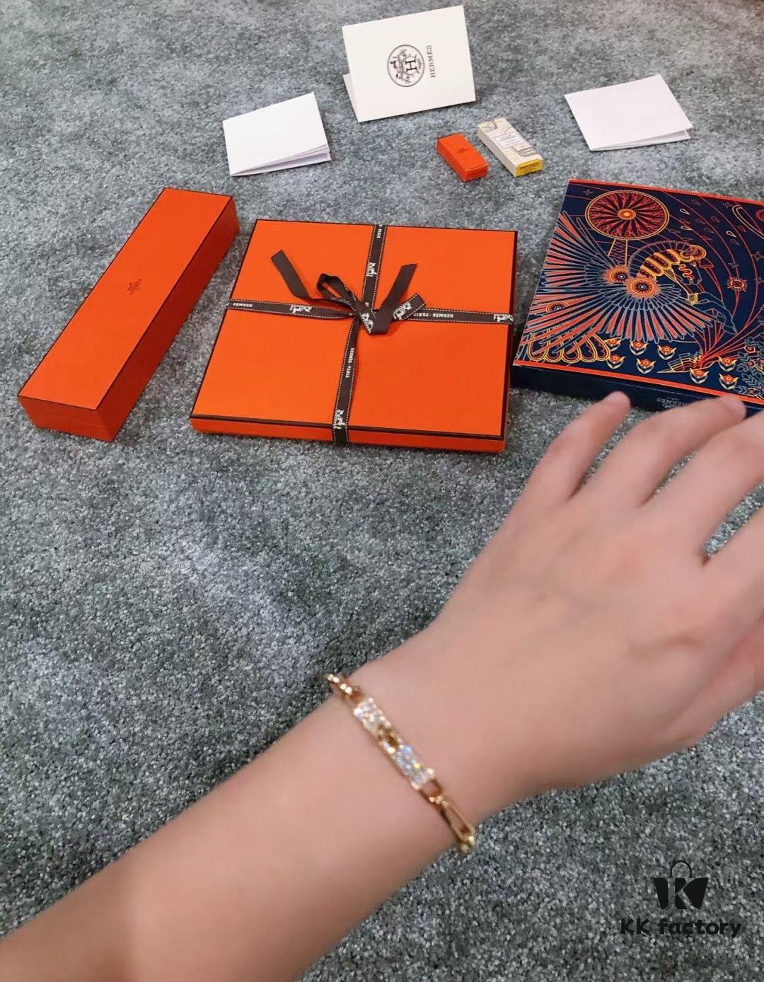 New Arrival Hermès Kelly Series Bracelet, Pure Silver with Thick Gold Plating, Standard 18K Rose Gold Tone, Lightweight and Elegant Design, Iconic Kelly Lock Closure, A Must-Have Accessory for Stylish Women