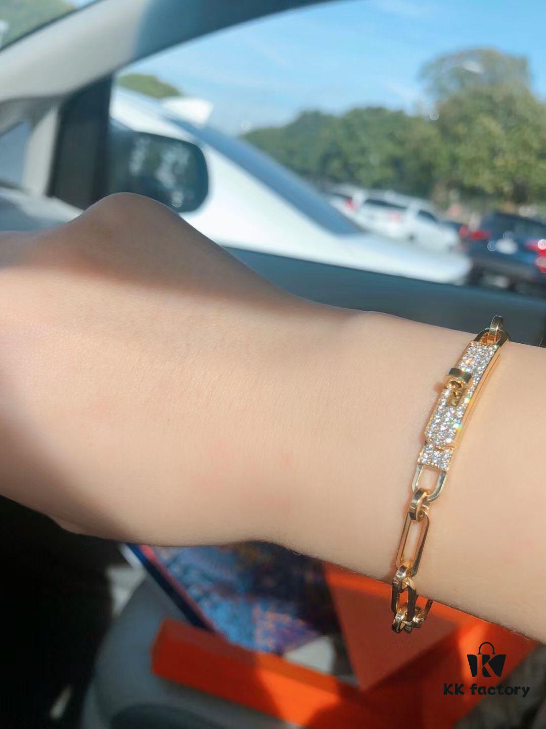 New Arrival Hermès Kelly Series Bracelet, Pure Silver with Thick Gold Plating, Standard 18K Rose Gold Tone, Lightweight and Elegant Design, Iconic Kelly Lock Closure, A Must-Have Accessory for Stylish Women