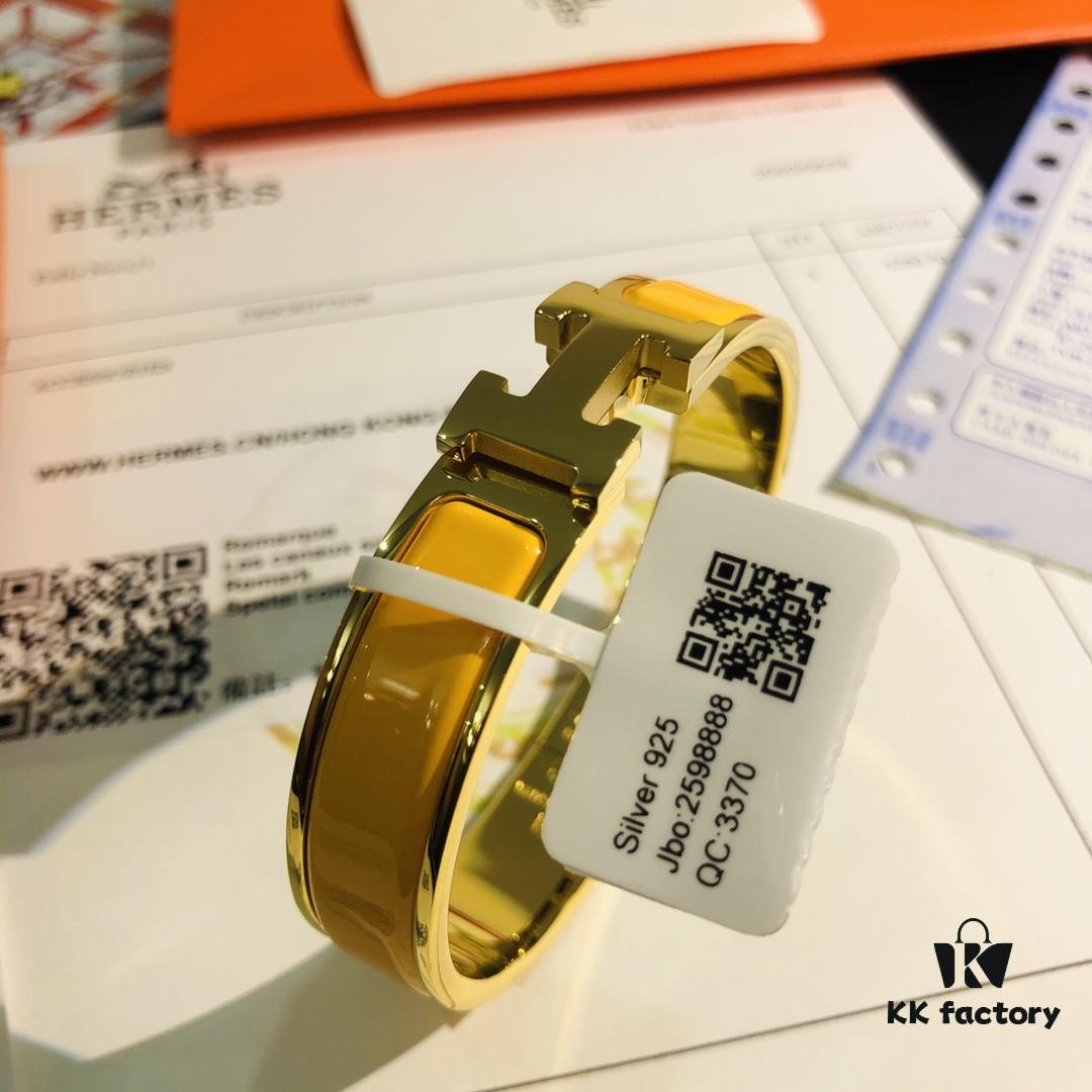 Hermès Replica 1:1 Sticker, Label 🏷️, Receipt 🧾 Complete Set Available [Rose Gold Purchased Version] 😎 Hermès CLIC Enamel H Bracelet, Wearing Photo Included ❤️ Extremely Versatile and Stylish! Perfect for Couples, Men Can Wear Size 19, Women Size 17 💑🌸 A Must-Have for True Hermès Fans, the Most Classic Among Hermès Bracelets, Exquisite Enamel Craftsmanship with Smooth Color and Full Shape ❤️❤️ Ideal as a Couple's Matching Pair, High-End Version Only! Sizes 17 and 19 Available