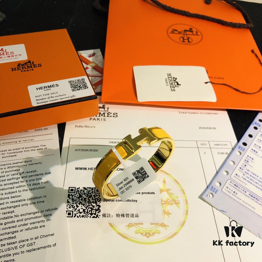 Hermès Replica 1:1 Sticker, Label 🏷️, Receipt 🧾 Complete Set Available [Rose Gold Purchased Version] 😎 Hermès CLIC Enamel H Bracelet, Wearing Photo Included ❤️ Extremely Versatile and Stylish! Perfect for Couples, Men Can Wear Size 19, Women Size 17 💑🌸 A Must-Have for True Hermès Fans, the Most Classic Among Hermès Bracelets, Exquisite Enamel Craftsmanship with Smooth Color and Full Shape ❤️❤️ Ideal as a Couple's Matching Pair, High-End Version Only! Sizes 17 and 19 Available