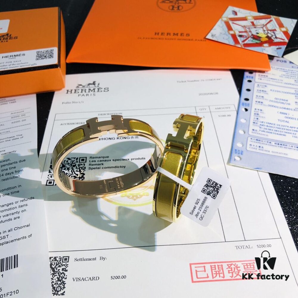 Hermes One-to-One Replica Sticker, Tag 🏷️, Receipt 🧾 Full Set Available [Color] Rose Gold Purchased Version 😎 In Stock Hermes CLIC Enamel H Bracelet, Wearing Photo Included ❤ Extremely Versatile and Beautiful! Can Be Paired as Couple's Bracelets with Perfect Look – Men Can Wear Size 19, Women Size 17 💑🌸 A Must-Have for True Hermes Fans, the Most Classic Among All Hermes Bracelets. Crafted with Fine Enamel Workmanship, Rich in Color and Full in Shape ❤❤ Ideal as Matching Couple Bracelets, High-End Version Only! Available Sizes: 17 and 19