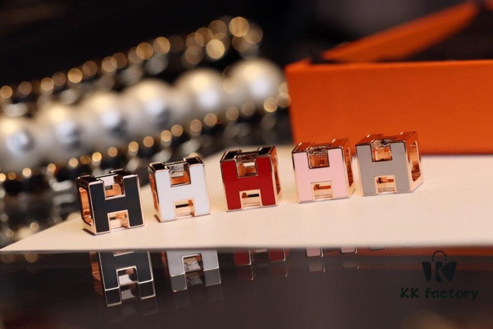 This Cube Necklace Offers More Versatility Than Pop! A Six-Sided Design with Three Distinct Wearing Styles