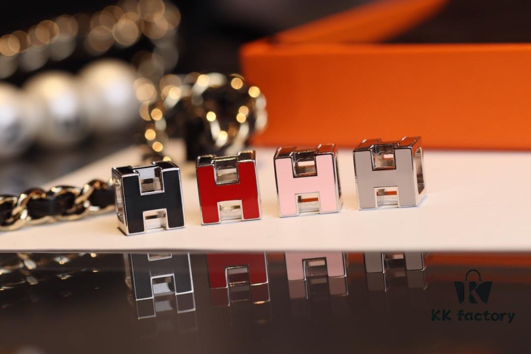 This Cube Necklace Offers More Versatility Than Pop! A Six-Sided Design with Three Distinct Wearing Styles
