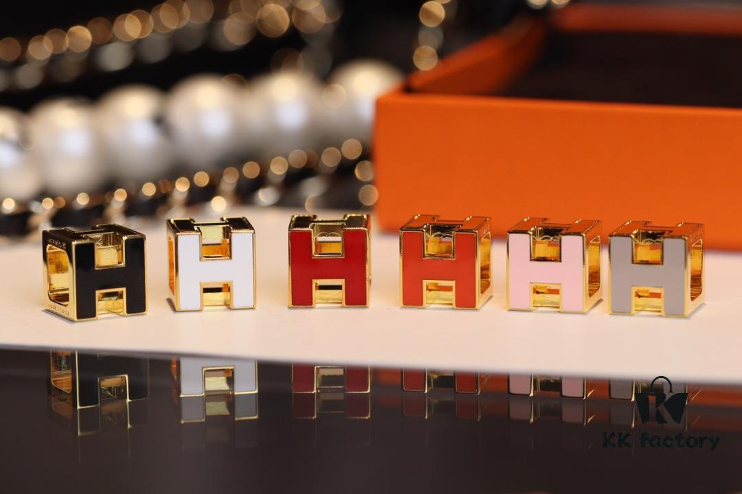 This Cube Necklace Offers More Versatility Than Pop! A Six-Sided Design with Three Distinct Wearing Styles