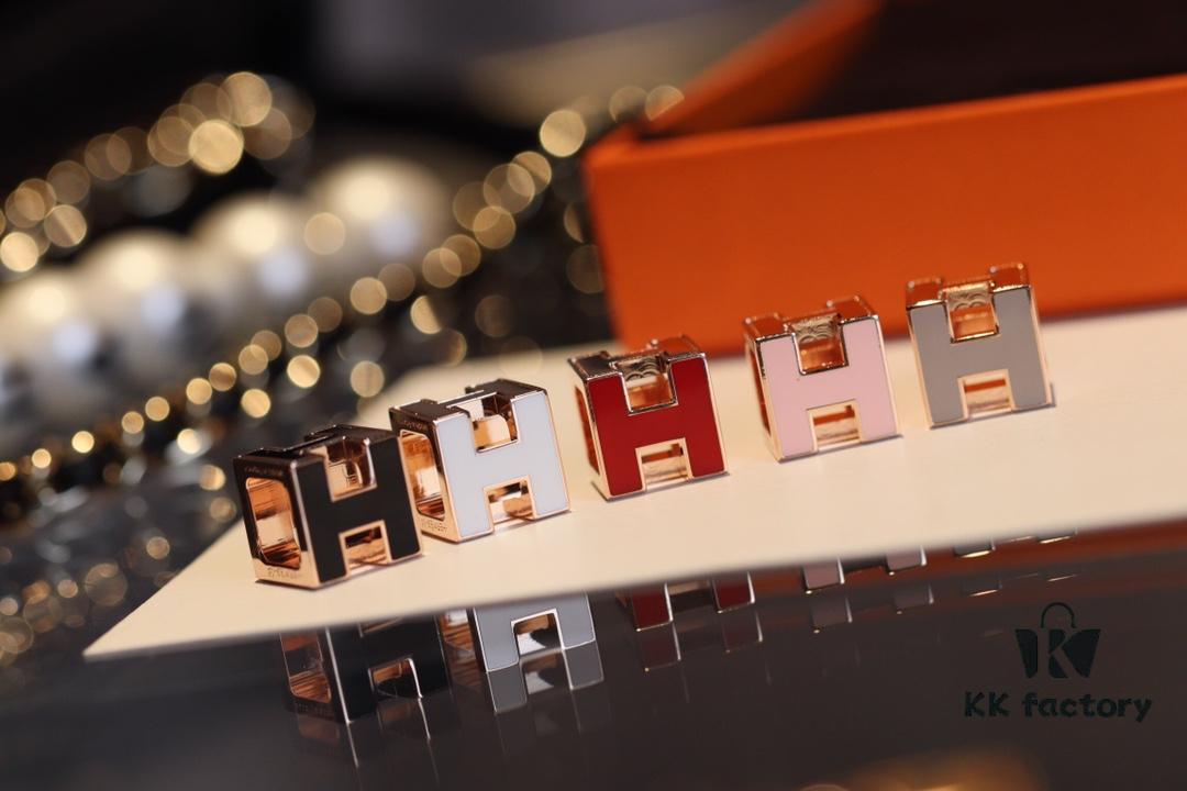 This Cube Necklace Offers More Versatility Than Pop! A Six-Sided Design with Three Distinct Wearing Styles