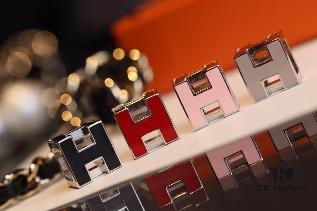 This Cube Necklace Offers More Versatility Than Pop! A Six-Sided Design with Three Distinct Wearing Styles