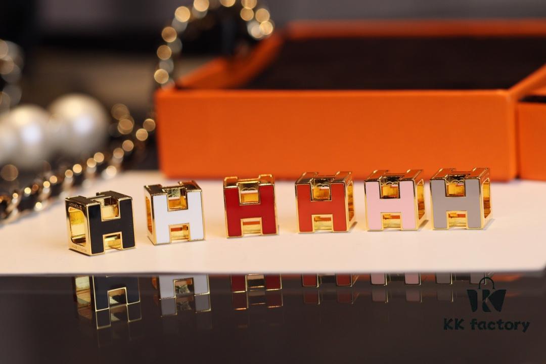 This Cube Necklace Offers More Versatility Than Pop! A Six-Sided Design with Three Distinct Wearing Styles