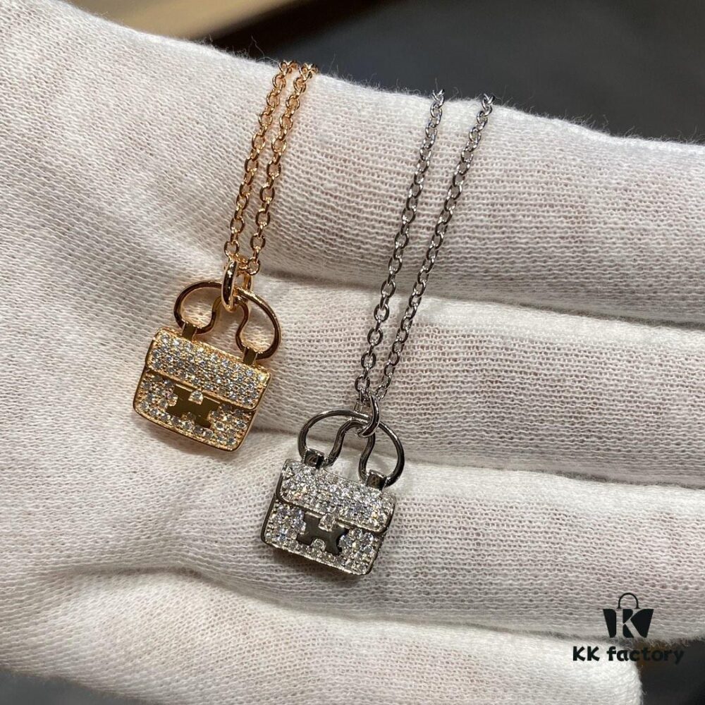 Hermès Kelly Bag Necklace, Surpassing All Supposed Top Versions! Z-Grade Custom Level, Perfectly Polished with 360-Degree Flawless Finish, Thick 1-Micron Gold Plating Achieving Real-Gold Quality! Precise 1:1 Engraving – a Standard Only Luxury Brands Can Match! The Original Design is Delicately Compact, Not Oversized and Bulky Like Common Market Copies. For Ultimate Sophistication, Our Piece is the Perfect Choice! Entirely Crafted in V-Gold Material with Thick Gold Electroplating – Diamonds Shine with Brilliance, Never Dull or Whitish! Premium Quality at an Unbeatable Price