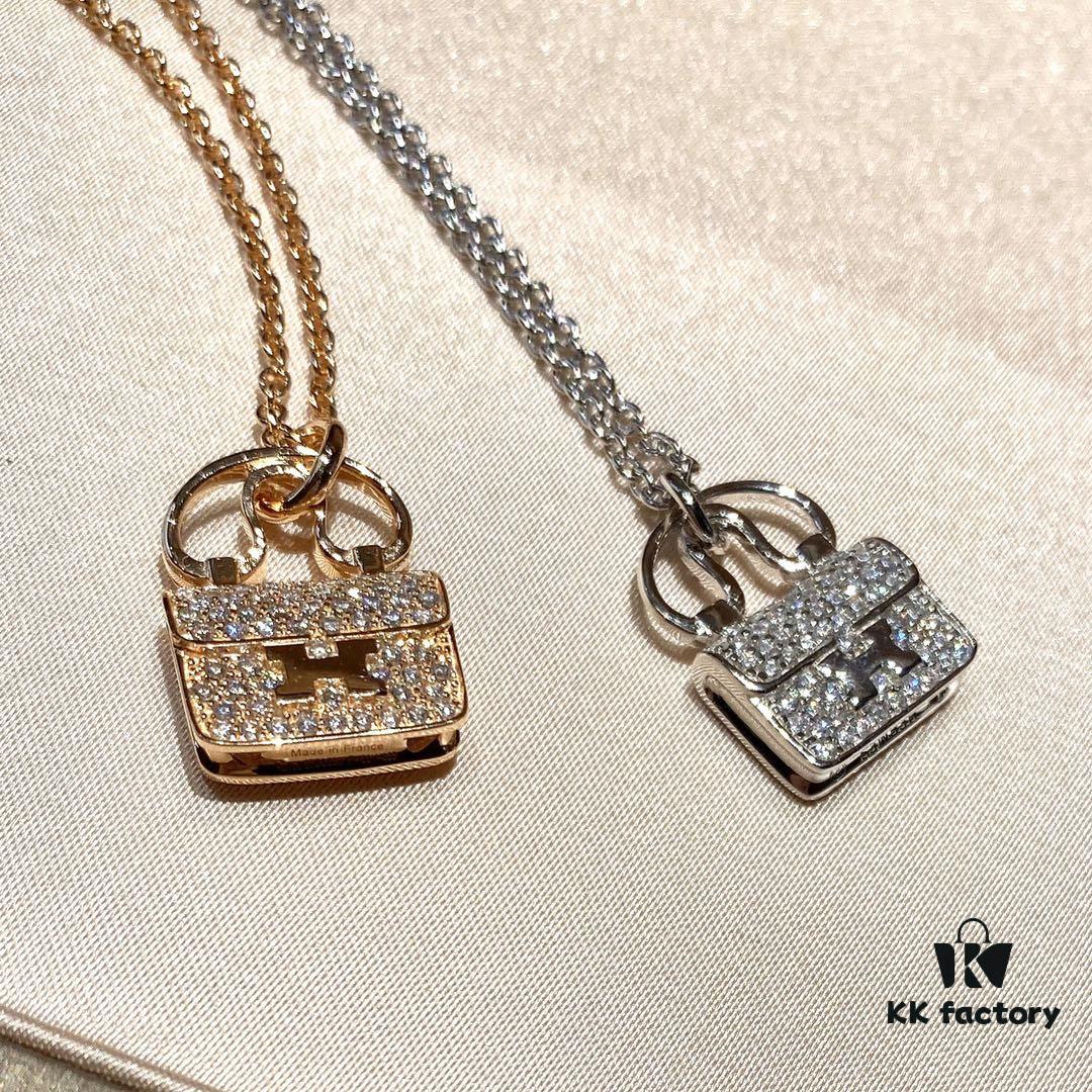Hermès Kelly Bag Necklace, Surpassing All Supposed Top Versions! Z-Grade Custom Level, Perfectly Polished with 360-Degree Flawless Finish, Thick 1-Micron Gold Plating Achieving Real-Gold Quality! Precise 1:1 Engraving – a Standard Only Luxury Brands Can Match! The Original Design is Delicately Compact, Not Oversized and Bulky Like Common Market Copies. For Ultimate Sophistication, Our Piece is the Perfect Choice! Entirely Crafted in V-Gold Material with Thick Gold Electroplating – Diamonds Shine with Brilliance, Never Dull or Whitish! Premium Quality at an Unbeatable Price