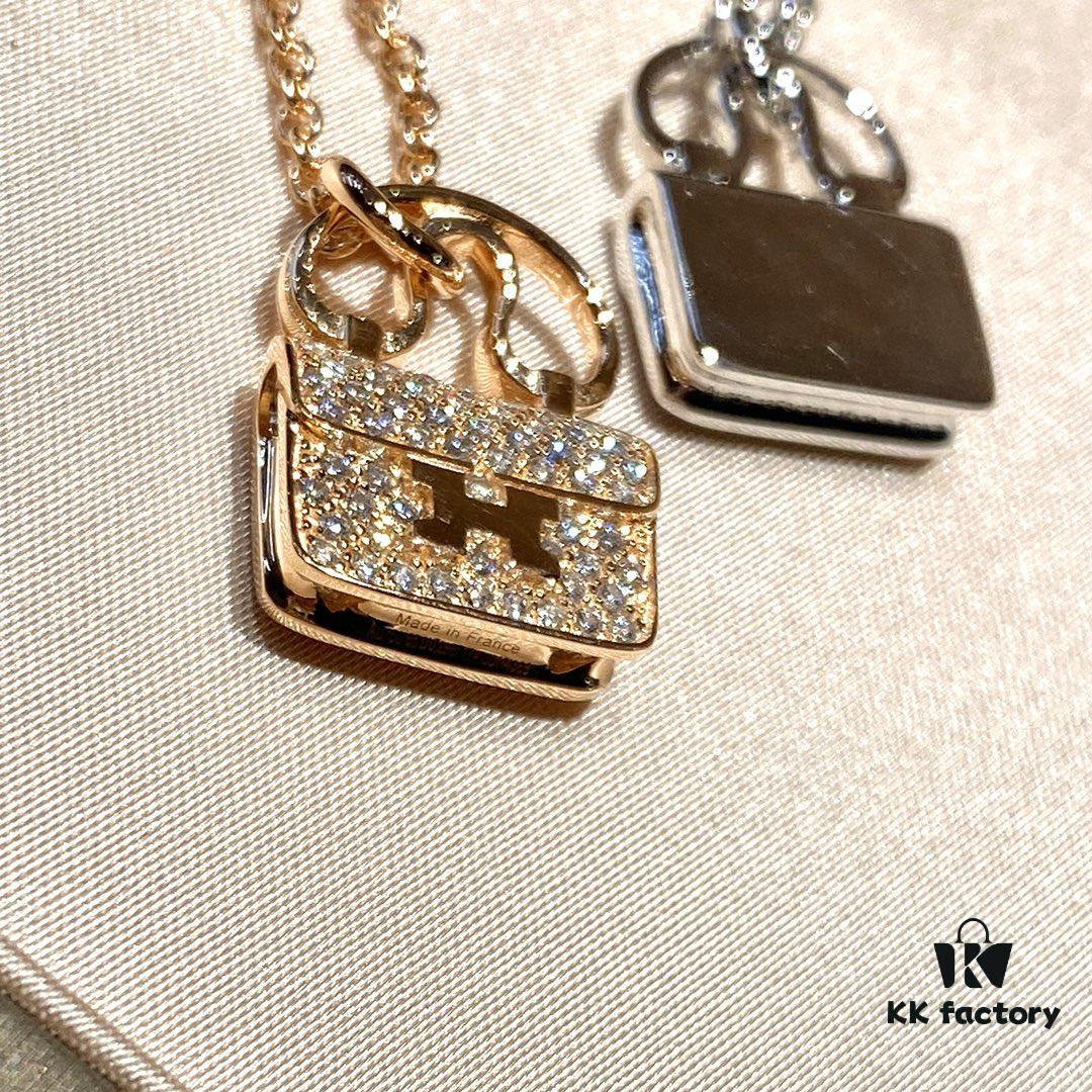 Hermès Kelly Bag Necklace, Surpassing All Supposed Top Versions! Z-Grade Custom Level, Perfectly Polished with 360-Degree Flawless Finish, Thick 1-Micron Gold Plating Achieving Real-Gold Quality! Precise 1:1 Engraving – a Standard Only Luxury Brands Can Match! The Original Design is Delicately Compact, Not Oversized and Bulky Like Common Market Copies. For Ultimate Sophistication, Our Piece is the Perfect Choice! Entirely Crafted in V-Gold Material with Thick Gold Electroplating – Diamonds Shine with Brilliance, Never Dull or Whitish! Premium Quality at an Unbeatable Price