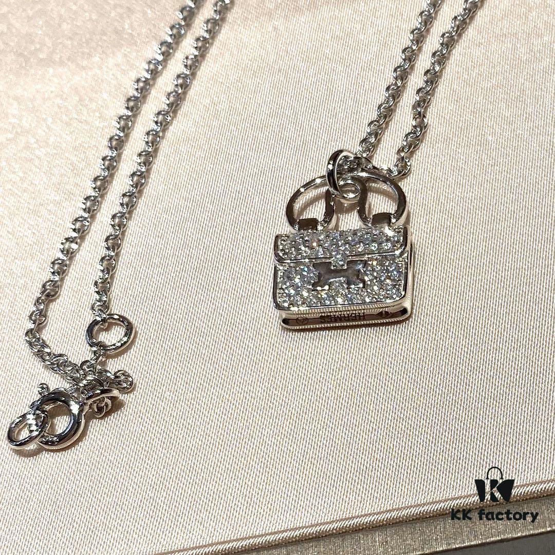 Hermès Kelly Bag Necklace, Surpassing All Supposed Top Versions! Z-Grade Custom Level, Perfectly Polished with 360-Degree Flawless Finish, Thick 1-Micron Gold Plating Achieving Real-Gold Quality! Precise 1:1 Engraving – a Standard Only Luxury Brands Can Match! The Original Design is Delicately Compact, Not Oversized and Bulky Like Common Market Copies. For Ultimate Sophistication, Our Piece is the Perfect Choice! Entirely Crafted in V-Gold Material with Thick Gold Electroplating – Diamonds Shine with Brilliance, Never Dull or Whitish! Premium Quality at an Unbeatable Price