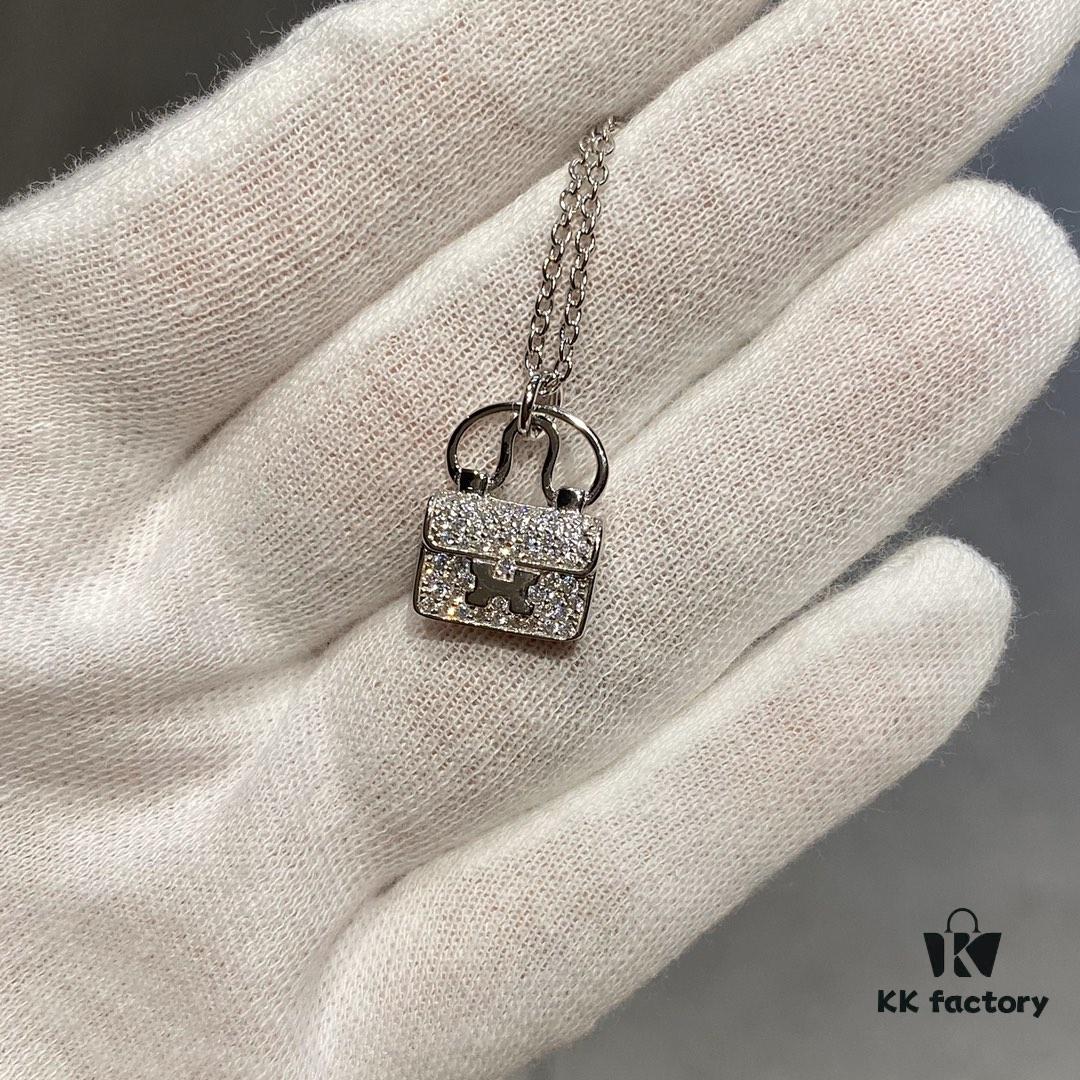 Hermès Kelly Bag Necklace, Surpassing All Supposed Top Versions! Z-Grade Custom Level, Perfectly Polished with 360-Degree Flawless Finish, Thick 1-Micron Gold Plating Achieving Real-Gold Quality! Precise 1:1 Engraving – a Standard Only Luxury Brands Can Match! The Original Design is Delicately Compact, Not Oversized and Bulky Like Common Market Copies. For Ultimate Sophistication, Our Piece is the Perfect Choice! Entirely Crafted in V-Gold Material with Thick Gold Electroplating – Diamonds Shine with Brilliance, Never Dull or Whitish! Premium Quality at an Unbeatable Price
