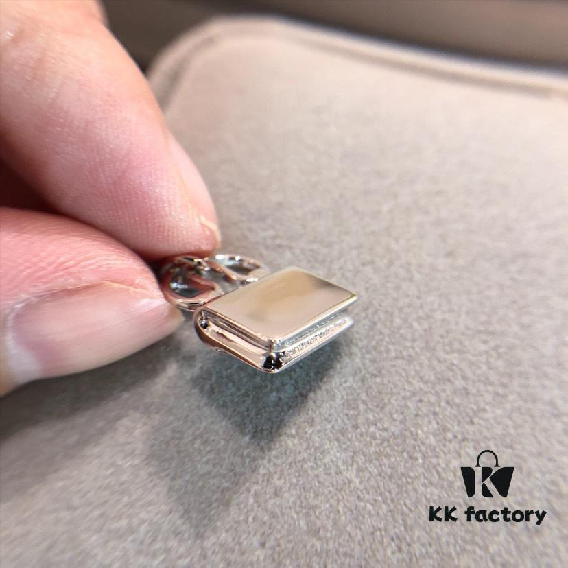 Hermès Kelly Bag Necklace, Surpassing All Supposed Top Versions! Z-Grade Custom Level, Perfectly Polished with 360-Degree Flawless Finish, Thick 1-Micron Gold Plating Achieving Real-Gold Quality! Precise 1:1 Engraving – a Standard Only Luxury Brands Can Match! The Original Design is Delicately Compact, Not Oversized and Bulky Like Common Market Copies. For Ultimate Sophistication, Our Piece is the Perfect Choice! Entirely Crafted in V-Gold Material with Thick Gold Electroplating – Diamonds Shine with Brilliance, Never Dull or Whitish! Premium Quality at an Unbeatable Price