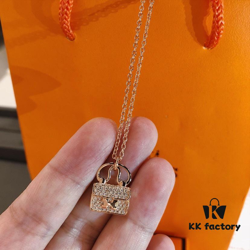 Hermès Kelly Bag Necklace, Surpassing All Supposed Top Versions! Z-Grade Custom Level, Perfectly Polished with 360-Degree Flawless Finish, Thick 1-Micron Gold Plating Achieving Real-Gold Quality! Precise 1:1 Engraving – a Standard Only Luxury Brands Can Match! The Original Design is Delicately Compact, Not Oversized and Bulky Like Common Market Copies. For Ultimate Sophistication, Our Piece is the Perfect Choice! Entirely Crafted in V-Gold Material with Thick Gold Electroplating – Diamonds Shine with Brilliance, Never Dull or Whitish! Premium Quality at an Unbeatable Price