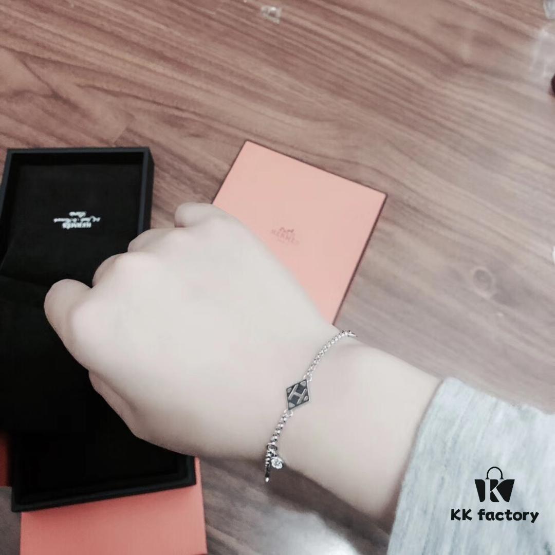 Hermes Diamond-Openwork H Bracelet, Extremely Versatile and Brightening with Minimalist Style