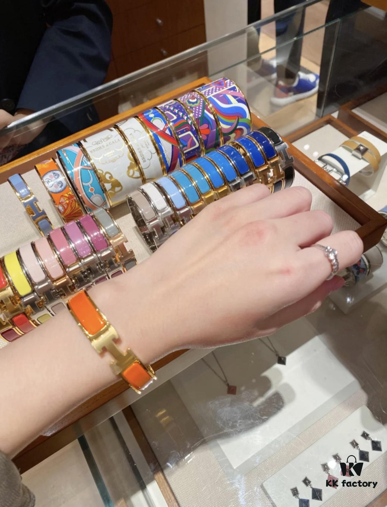 Hermes Hand-On Photo