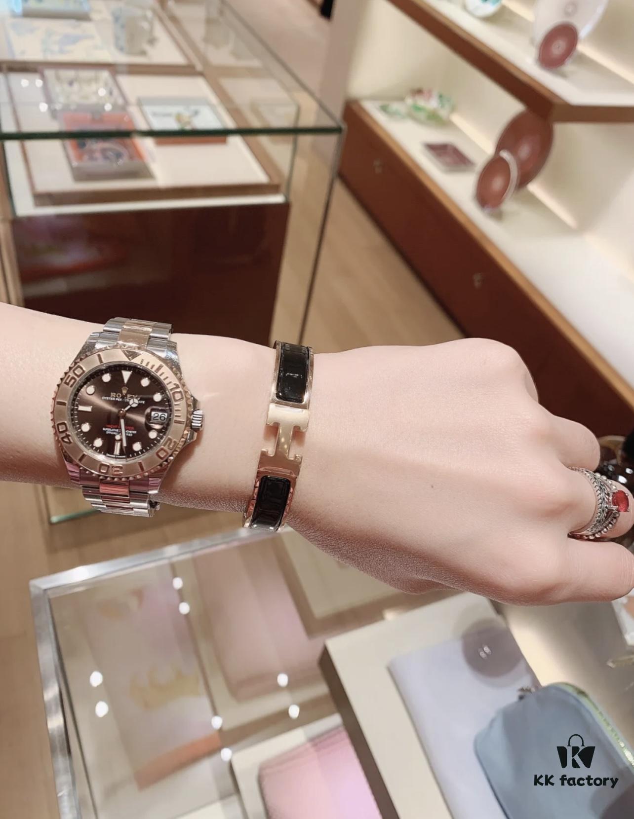 Hermes Hand-On Photo