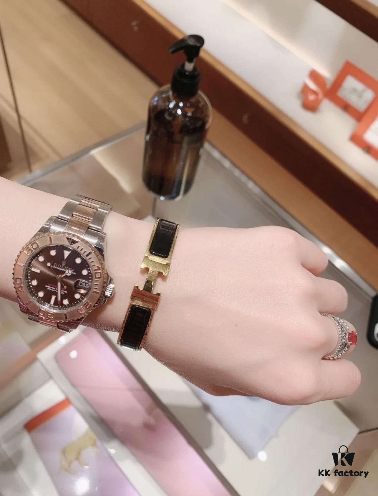 Hermes Hand-On Photo