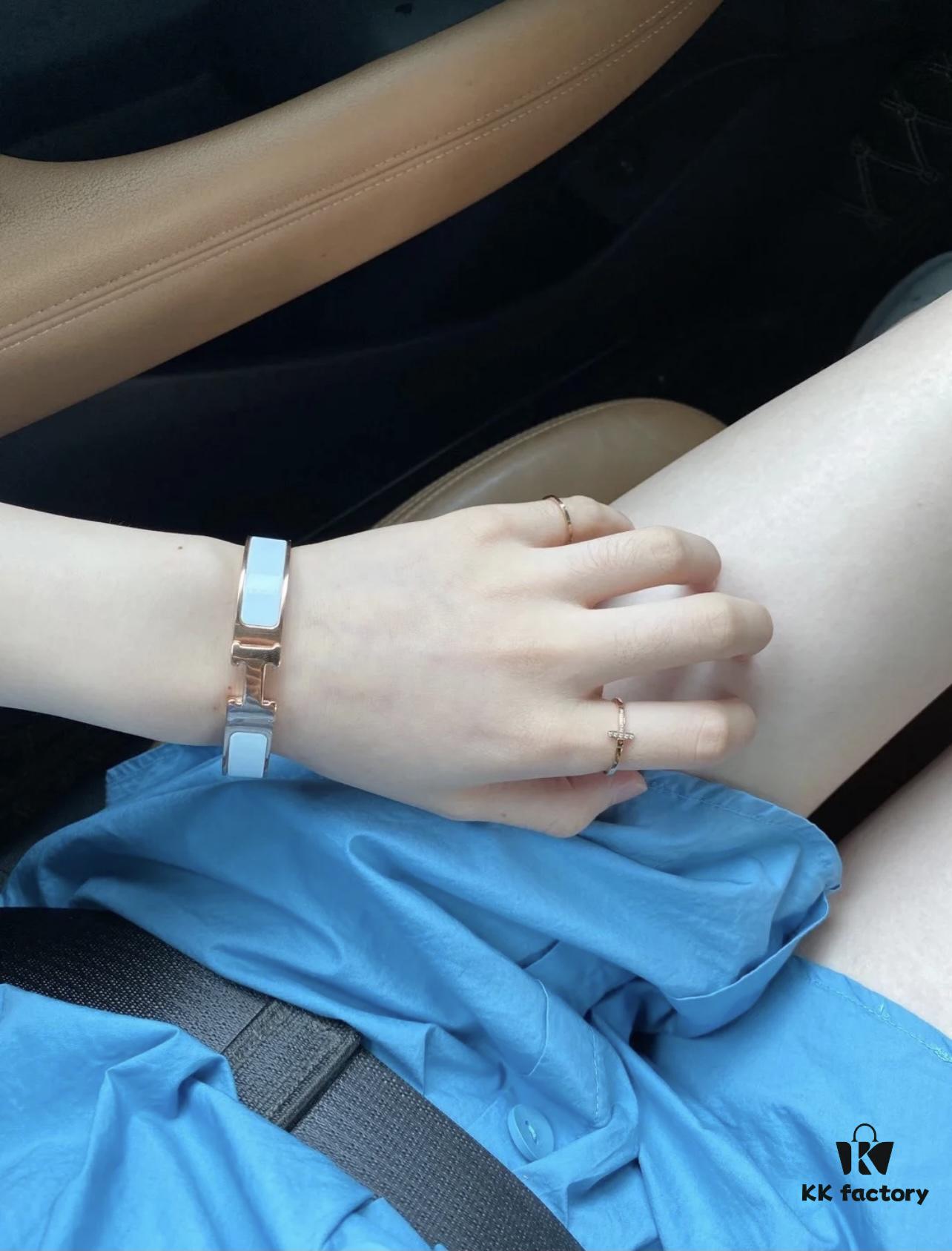 Hermes Hand-On Photo