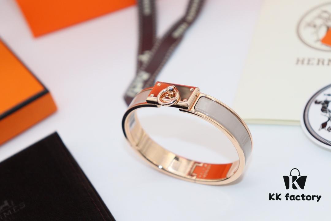 New Arrival Hermes-Inspired Enamel Bangle Bracelet with H Lock Clasp, Authentic Cloisonné Craftsmanship, 1μ Gold Plating, Lightweight Design at 36g