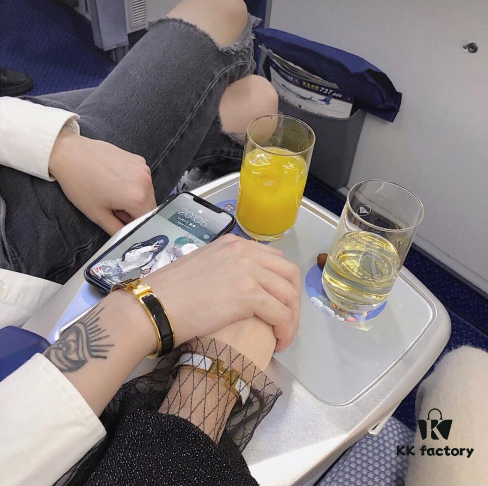 One of Hermès's Most Classic Bracelets, Featuring Enamel Craftsmanship with Smooth Color and Full Shape, Perfect as a Couple's Bracelet, Available in Wrist Sizes 17 and 19