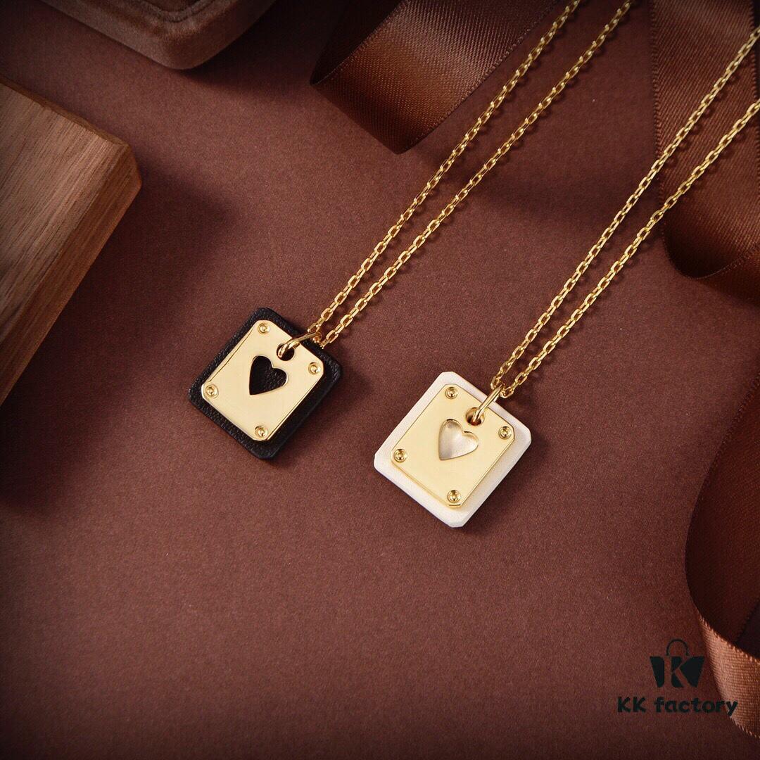 Hermes High-End Elegant Playing Card Pendant Necklace, Most Attractive Classic Design, Exquisite and Premium, Not Your Average Mass-Market Cheap Item, Ultimate in Style and Texture, Instantly Recognizable at First Glance