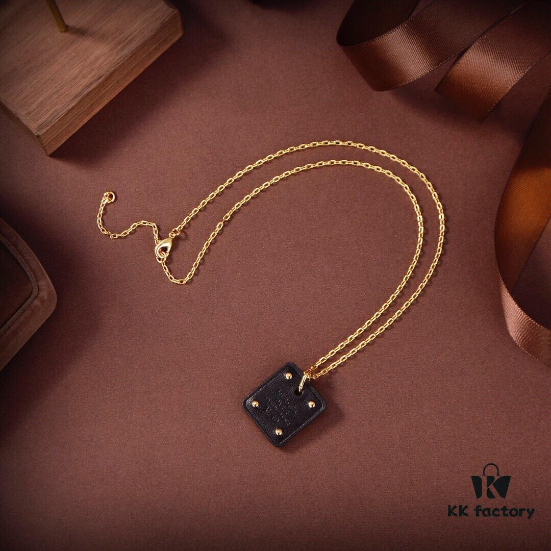 Hermes High-End Elegant Playing Card Pendant Necklace, Most Attractive Classic Design, Exquisite and Premium, Not Your Average Mass-Market Cheap Item, Ultimate in Style and Texture, Instantly Recognizable at First Glance