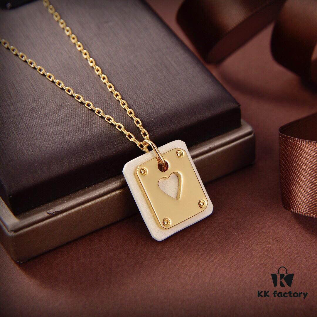 Hermes High-End Elegant Playing Card Pendant Necklace, Most Attractive Classic Design, Exquisite and Premium, Not Your Average Mass-Market Cheap Item, Ultimate in Style and Texture, Instantly Recognizable at First Glance
