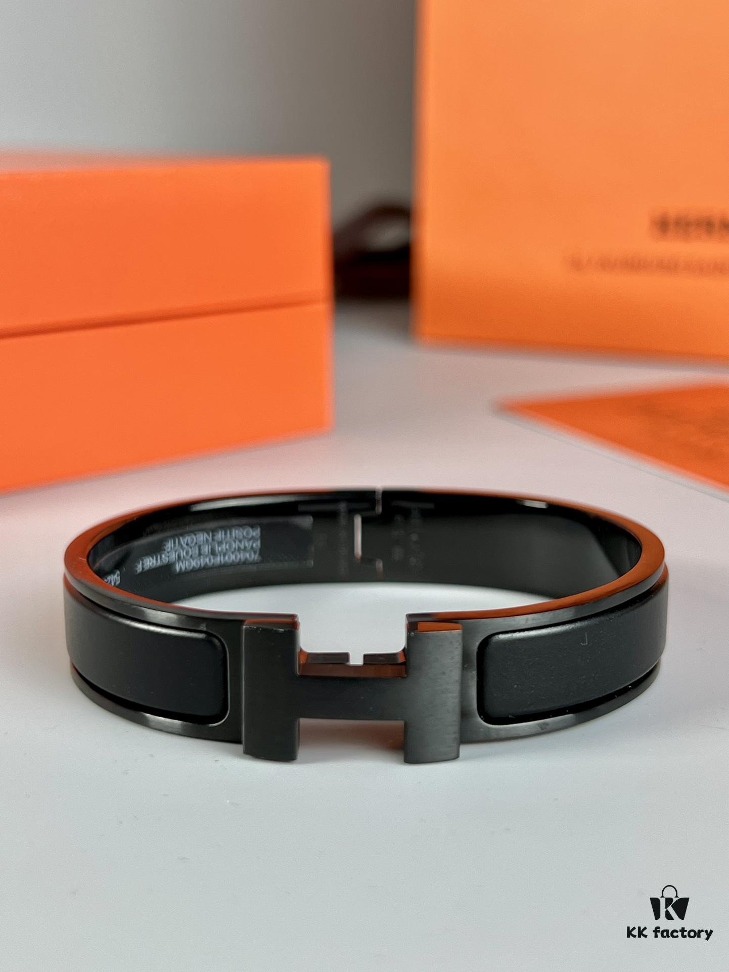 Hermès New Arrival Bracelet, Authentic-Like Inner Circle Label Sticker, Proxy Purchase Version 😎 Hermès CLIC Enamel H Bracelet, Styling Photos Shown ❤ Extremely Versatile and Beautiful! Perfect for Couples, Men Size 19, Women Size 17 💌🌸 Must-Have Item for True Hermès Fans, the Most Classic Design Among Hermès Bracelets, Exquisite Enamel Craftsmanship with Smooth Color and Full Shape, Ideal as a Couple's Matching Set, High-End Version Only! Available in Size 17 and 19