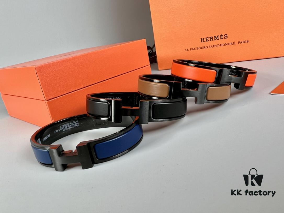 Hermès New Arrival Bracelet, Authentic-Like Inner Circle Label Sticker, Proxy Purchase Version 😎 Hermès CLIC Enamel H Bracelet, Styling Photos Shown ❤ Extremely Versatile and Beautiful! Perfect for Couples, Men Size 19, Women Size 17 💌🌸 Must-Have Item for True Hermès Fans, the Most Classic Design Among Hermès Bracelets, Exquisite Enamel Craftsmanship with Smooth Color and Full Shape, Ideal as a Couple's Matching Set, High-End Version Only! Available in Size 17 and 19