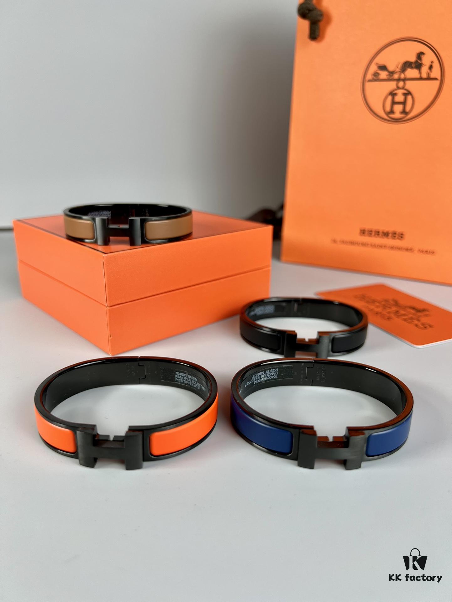 Hermès New Arrival Bracelet, Authentic-Like Inner Circle Label Sticker, Proxy Purchase Version 😎 Hermès CLIC Enamel H Bracelet, Styling Photos Shown ❤ Extremely Versatile and Beautiful! Perfect for Couples, Men Size 19, Women Size 17 💌🌸 Must-Have Item for True Hermès Fans, the Most Classic Design Among Hermès Bracelets, Exquisite Enamel Craftsmanship with Smooth Color and Full Shape, Ideal as a Couple's Matching Set, High-End Version Only! Available in Size 17 and 19