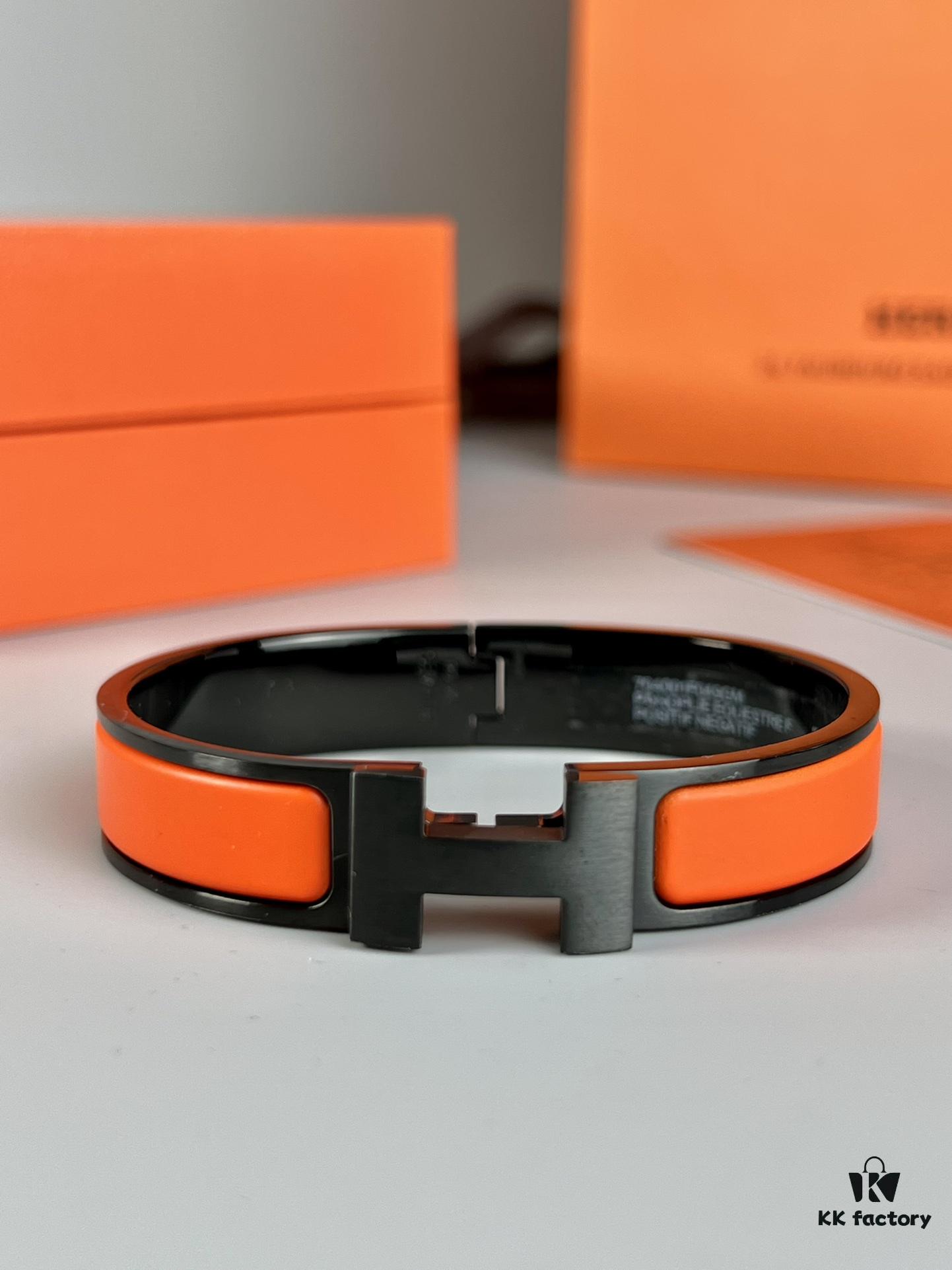 Hermès New Arrival Bracelet, Authentic-Like Inner Circle Label Sticker, Proxy Purchase Version 😎 Hermès CLIC Enamel H Bracelet, Styling Photos Shown ❤ Extremely Versatile and Beautiful! Perfect for Couples, Men Size 19, Women Size 17 💌🌸 Must-Have Item for True Hermès Fans, the Most Classic Design Among Hermès Bracelets, Exquisite Enamel Craftsmanship with Smooth Color and Full Shape, Ideal as a Couple's Matching Set, High-End Version Only! Available in Size 17 and 19