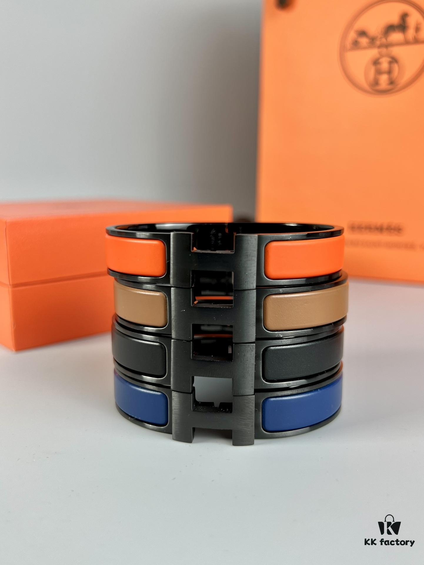 Hermès New Arrival Bracelet, Authentic-Like Inner Circle Label Sticker, Proxy Purchase Version 😎 Hermès CLIC Enamel H Bracelet, Styling Photos Shown ❤ Extremely Versatile and Beautiful! Perfect for Couples, Men Size 19, Women Size 17 💌🌸 Must-Have Item for True Hermès Fans, the Most Classic Design Among Hermès Bracelets, Exquisite Enamel Craftsmanship with Smooth Color and Full Shape, Ideal as a Couple's Matching Set, High-End Version Only! Available in Size 17 and 19