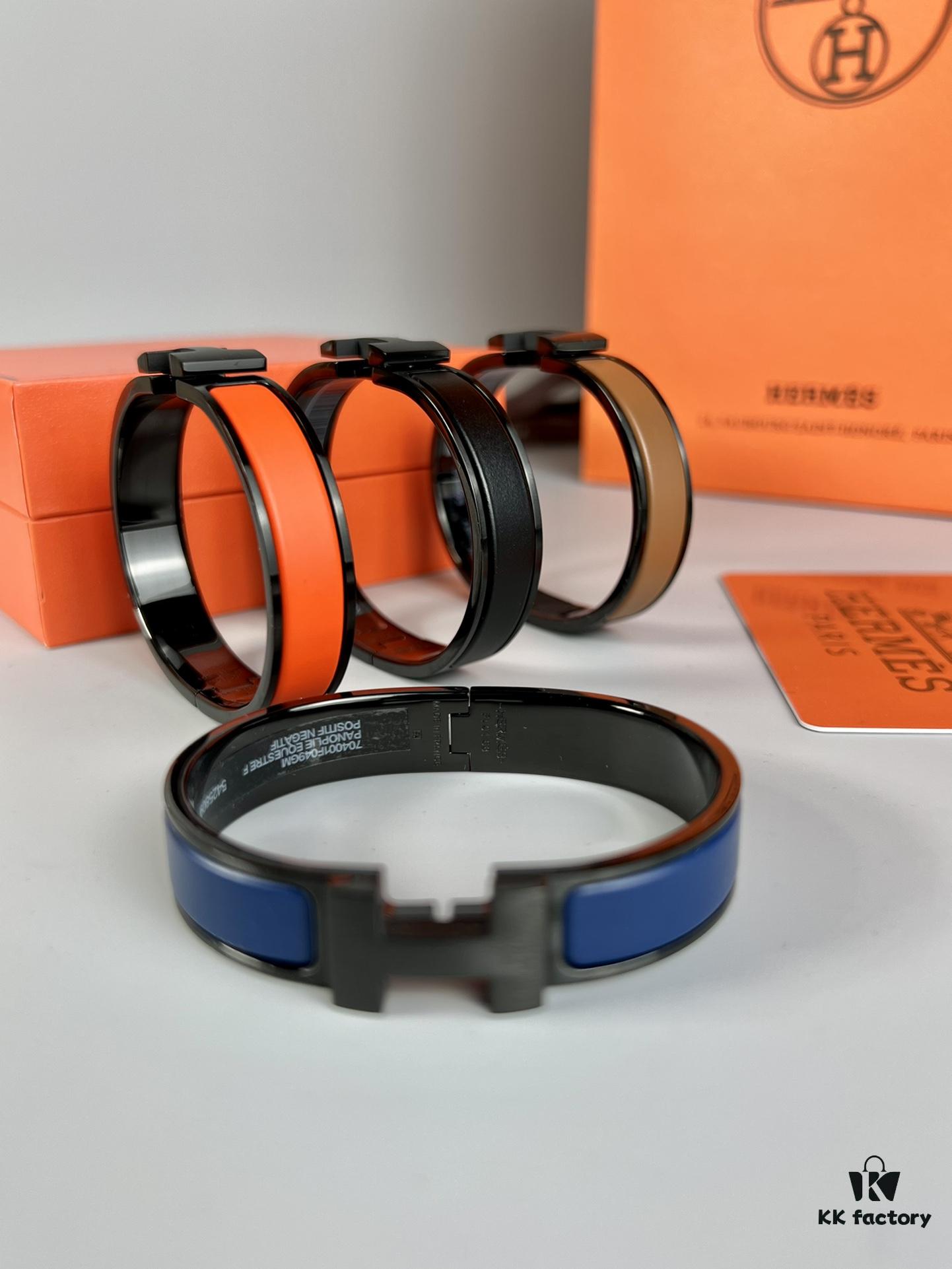 Hermès New Arrival Bracelet, Authentic-Like Inner Circle Label Sticker, Proxy Purchase Version 😎 Hermès CLIC Enamel H Bracelet, Styling Photos Shown ❤ Extremely Versatile and Beautiful! Perfect for Couples, Men Size 19, Women Size 17 💌🌸 Must-Have Item for True Hermès Fans, the Most Classic Design Among Hermès Bracelets, Exquisite Enamel Craftsmanship with Smooth Color and Full Shape, Ideal as a Couple's Matching Set, High-End Version Only! Available in Size 17 and 19