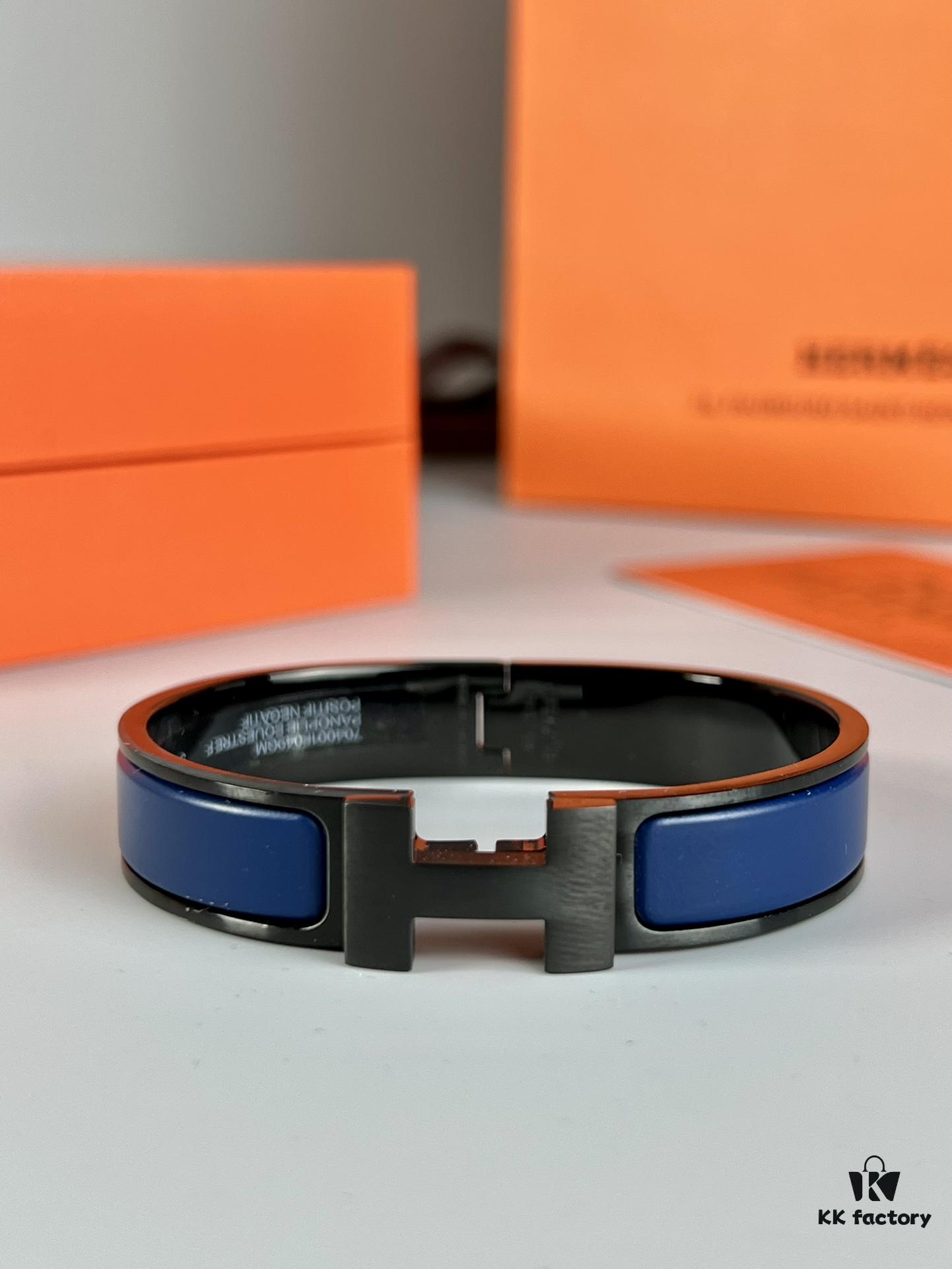 Hermès New Arrival Bracelet, Authentic-Like Inner Circle Label Sticker, Proxy Purchase Version 😎 Hermès CLIC Enamel H Bracelet, Styling Photos Shown ❤ Extremely Versatile and Beautiful! Perfect for Couples, Men Size 19, Women Size 17 💌🌸 Must-Have Item for True Hermès Fans, the Most Classic Design Among Hermès Bracelets, Exquisite Enamel Craftsmanship with Smooth Color and Full Shape, Ideal as a Couple's Matching Set, High-End Version Only! Available in Size 17 and 19