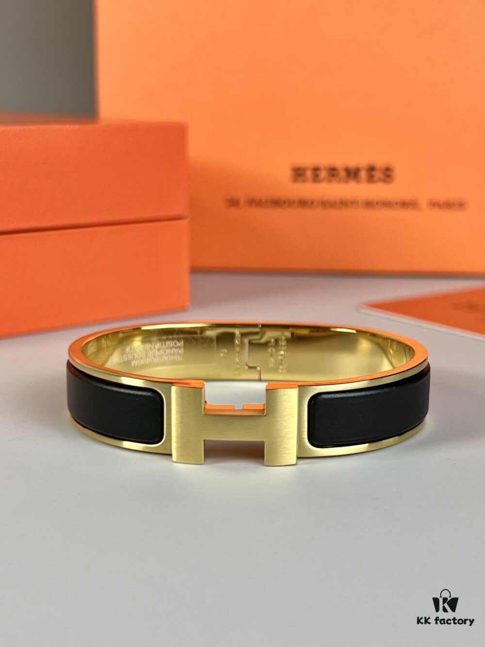 Hermes New Bracelet, Authentic Inner Circle Label Sticker, Proxy Purchase Version 😎 Herme*CLIC Enamel H Bracelet, Worn by Hermes ❤️ Extremely Versatile and Beautiful! Perfect for Couples, Men Size 19, Women Size 17 💌🌸 A Must-Have for True Hermes Fans, the Most Classic Among Numerous Hermes Bracelets, Featuring Smooth and Rich Enamel Craftsmanship, Full in Shape and Lustrous in Color ❤️❤️ Ideal as a Couple's Set, Only High-End Version Produced! Available in Size 17 and 19