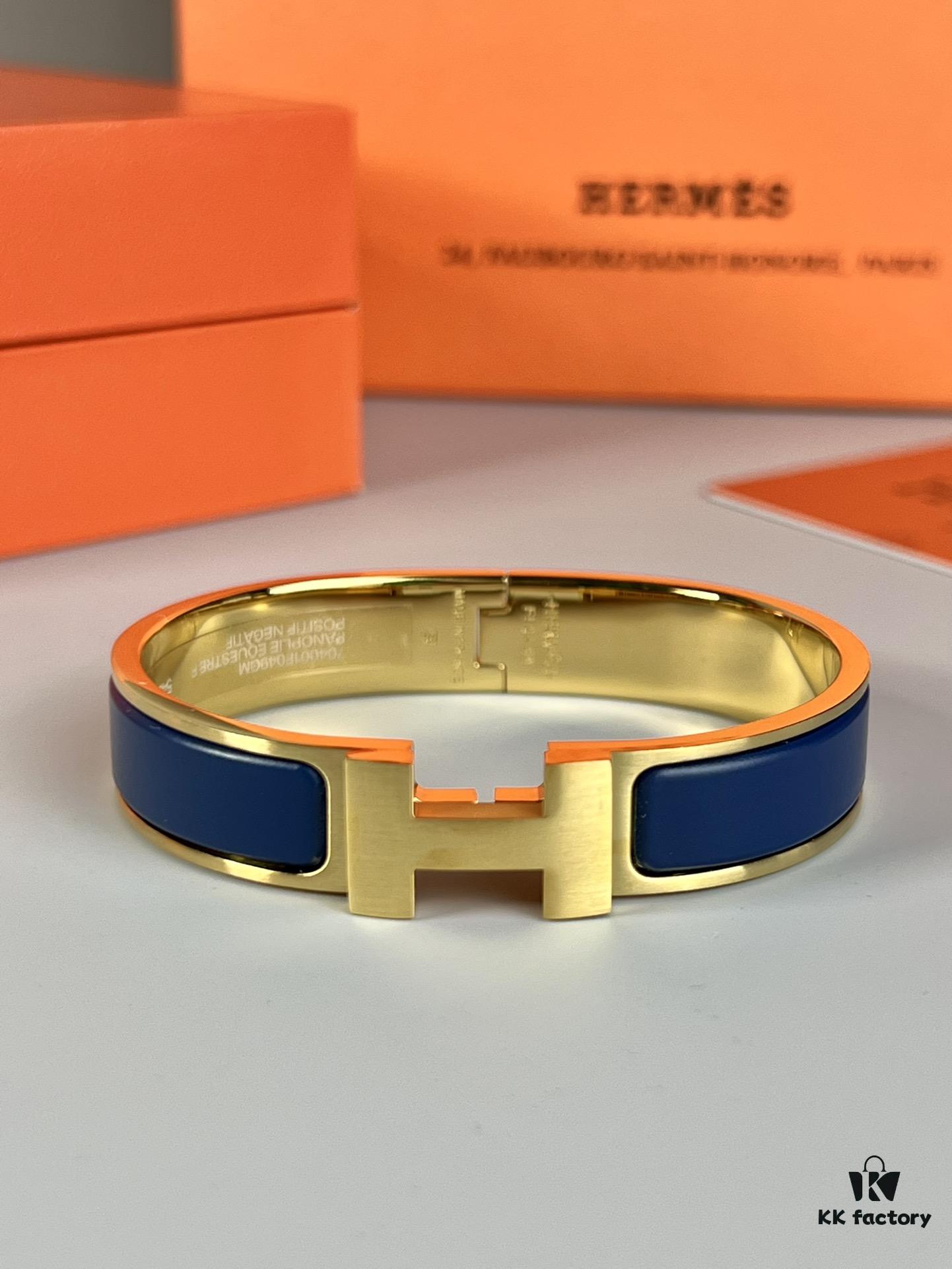Hermes New Bracelet, Authentic Inner Circle Label Sticker, Proxy Purchase Version 😎 Herme*CLIC Enamel H Bracelet, Worn by Hermes ❤️ Extremely Versatile and Beautiful! Perfect for Couples, Men Size 19, Women Size 17 💌🌸 A Must-Have for True Hermes Fans, the Most Classic Among Numerous Hermes Bracelets, Featuring Smooth and Rich Enamel Craftsmanship, Full in Shape and Lustrous in Color ❤️❤️ Ideal as a Couple's Set, Only High-End Version Produced! Available in Size 17 and 19