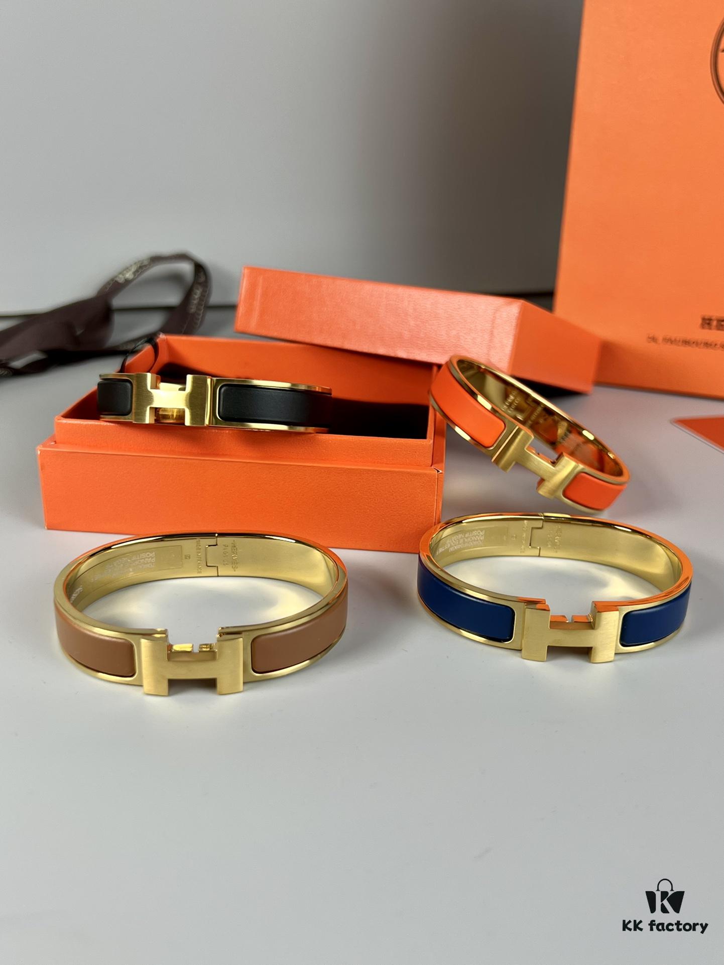 Hermes New Bracelet, Authentic Inner Circle Label Sticker, Proxy Purchase Version 😎 Herme*CLIC Enamel H Bracelet, Worn by Hermes ❤️ Extremely Versatile and Beautiful! Perfect for Couples, Men Size 19, Women Size 17 💌🌸 A Must-Have for True Hermes Fans, the Most Classic Among Numerous Hermes Bracelets, Featuring Smooth and Rich Enamel Craftsmanship, Full in Shape and Lustrous in Color ❤️❤️ Ideal as a Couple's Set, Only High-End Version Produced! Available in Size 17 and 19