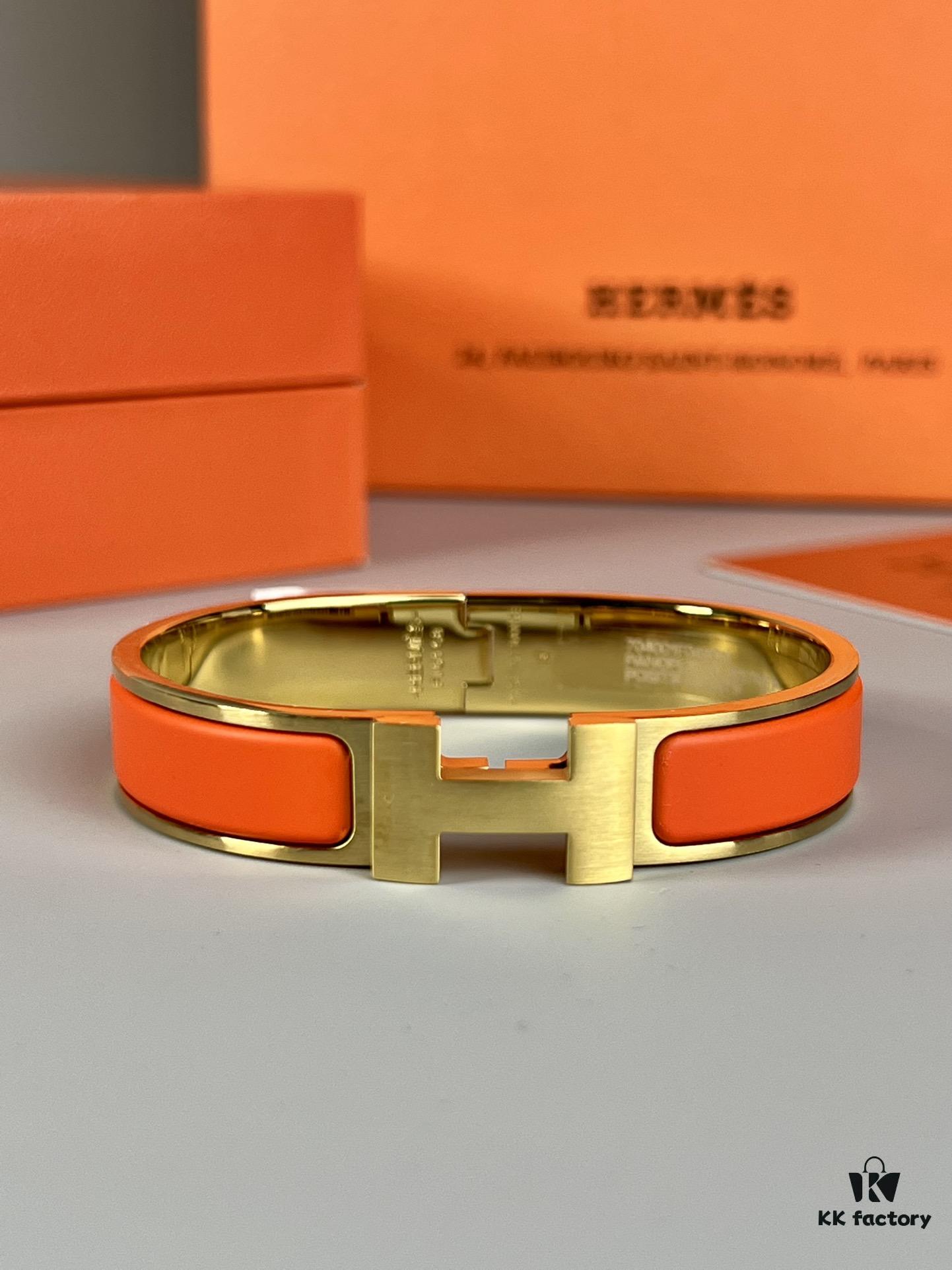 Hermes New Bracelet, Authentic Inner Circle Label Sticker, Proxy Purchase Version 😎 Herme*CLIC Enamel H Bracelet, Worn by Hermes ❤️ Extremely Versatile and Beautiful! Perfect for Couples, Men Size 19, Women Size 17 💌🌸 A Must-Have for True Hermes Fans, the Most Classic Among Numerous Hermes Bracelets, Featuring Smooth and Rich Enamel Craftsmanship, Full in Shape and Lustrous in Color ❤️❤️ Ideal as a Couple's Set, Only High-End Version Produced! Available in Size 17 and 19
