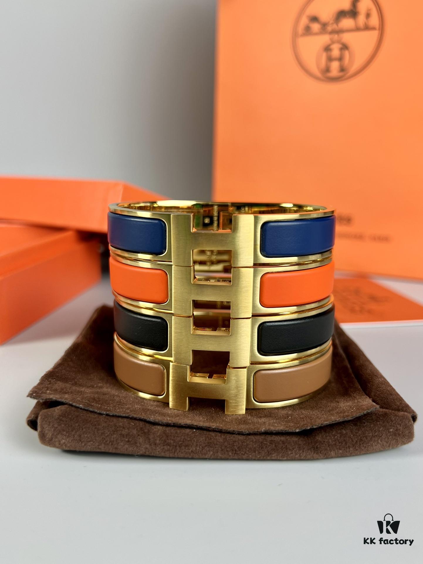 Hermes New Bracelet, Authentic Inner Circle Label Sticker, Proxy Purchase Version 😎 Herme*CLIC Enamel H Bracelet, Worn by Hermes ❤️ Extremely Versatile and Beautiful! Perfect for Couples, Men Size 19, Women Size 17 💌🌸 A Must-Have for True Hermes Fans, the Most Classic Among Numerous Hermes Bracelets, Featuring Smooth and Rich Enamel Craftsmanship, Full in Shape and Lustrous in Color ❤️❤️ Ideal as a Couple's Set, Only High-End Version Produced! Available in Size 17 and 19
