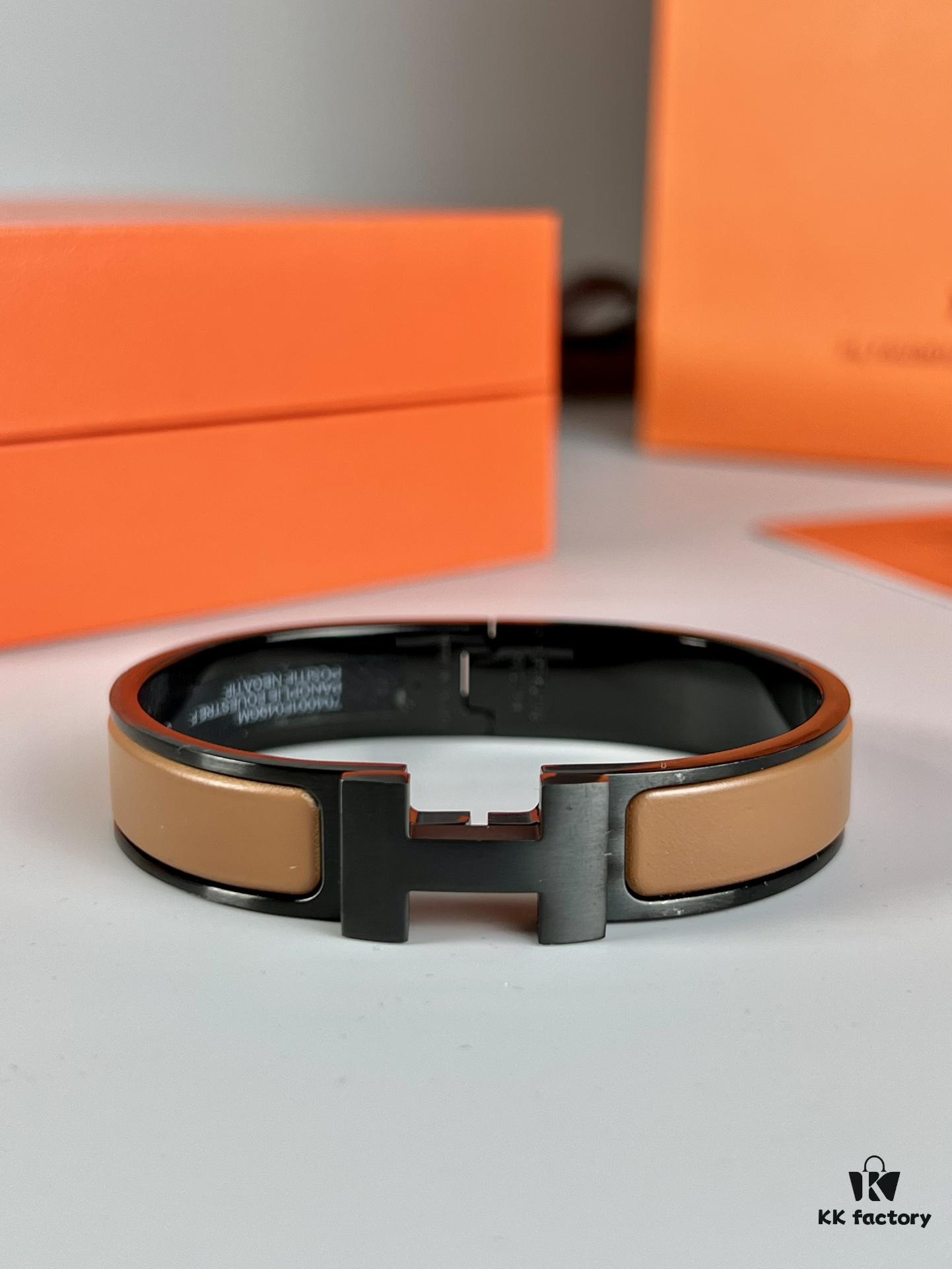 Hermès New Arrival Bracelet, Authentic-Like Inner Circle Label Sticker, Proxy Purchase Version 😎 Hermès CLIC Enamel H Bracelet, Styling Photos Shown ❤ Extremely Versatile and Beautiful! Perfect for Couples, Men Size 19, Women Size 17 💌🌸 Must-Have Item for True Hermès Fans, the Most Classic Design Among Hermès Bracelets, Exquisite Enamel Craftsmanship with Smooth Color and Full Shape, Ideal as a Couple's Matching Set, High-End Version Only! Available in Size 17 and 19