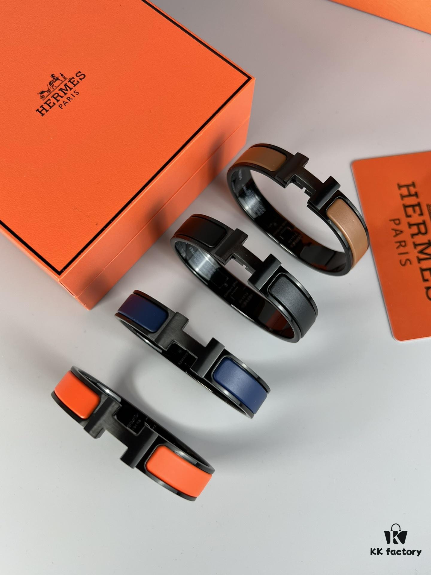 Hermès New Arrival Bracelet, Authentic-Like Inner Circle Label Sticker, Proxy Purchase Version 😎 Hermès CLIC Enamel H Bracelet, Styling Photos Shown ❤ Extremely Versatile and Beautiful! Perfect for Couples, Men Size 19, Women Size 17 💌🌸 Must-Have Item for True Hermès Fans, the Most Classic Design Among Hermès Bracelets, Exquisite Enamel Craftsmanship with Smooth Color and Full Shape, Ideal as a Couple's Matching Set, High-End Version Only! Available in Size 17 and 19