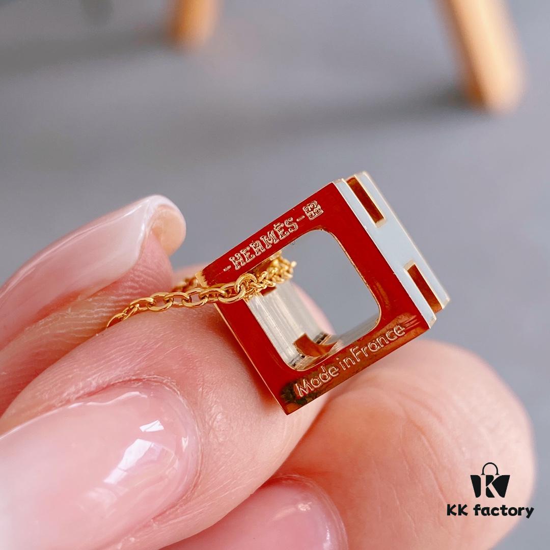 Hermès Cube Necklace, Incredibly Beautiful ✨ Instantly Adds Softness, Unique Textured 3D Cubes, Perfect Layering Piece for Spring and Summer, Features a Metal Side with Precision CNC Engraving, Offering Versatile Styling Effects When Flipped