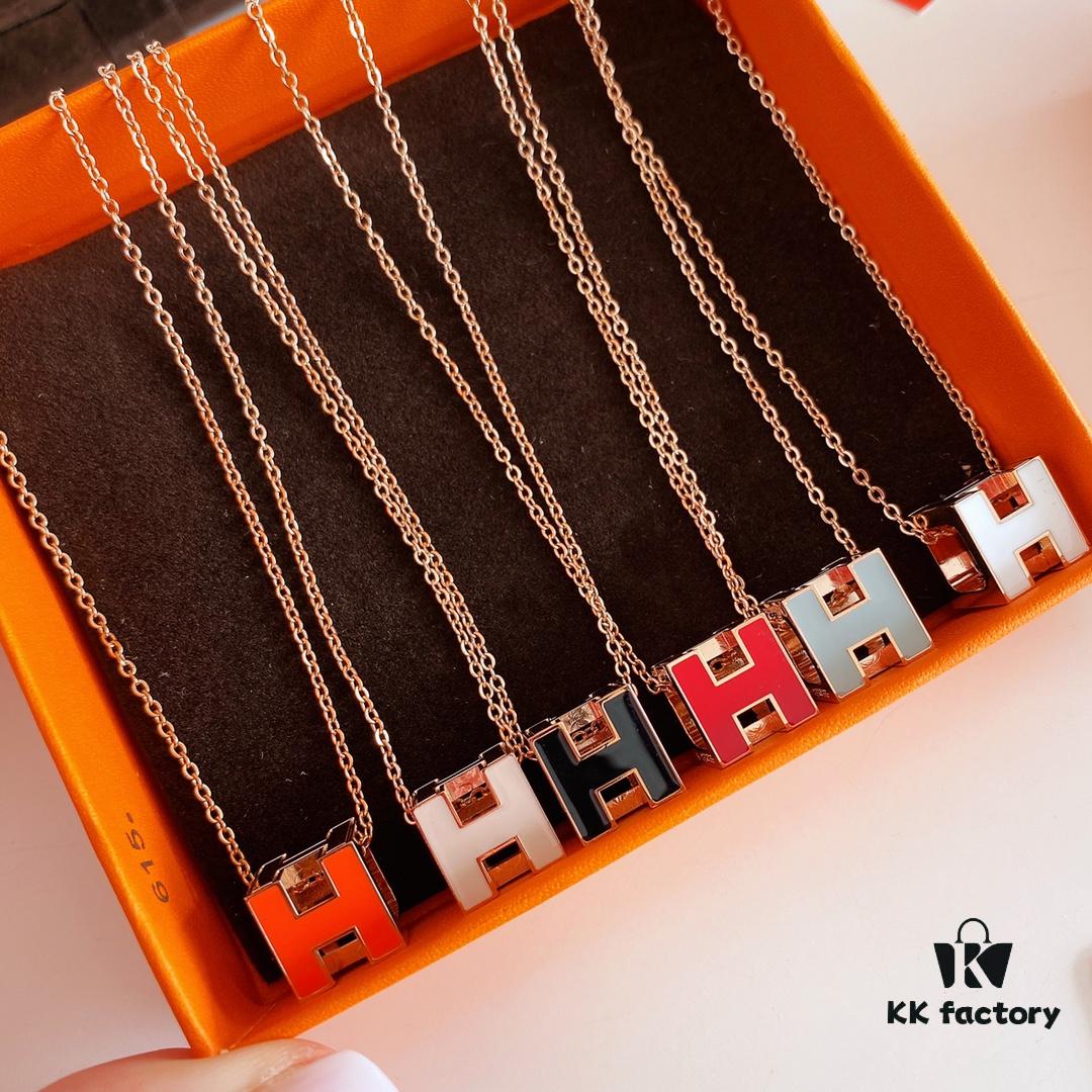 Hermès Cube Necklace, Incredibly Beautiful ✨ Instantly Adds Softness, Unique Textured 3D Cubes, Perfect Layering Piece for Spring and Summer, Features a Metal Side with Precision CNC Engraving, Offering Versatile Styling Effects When Flipped