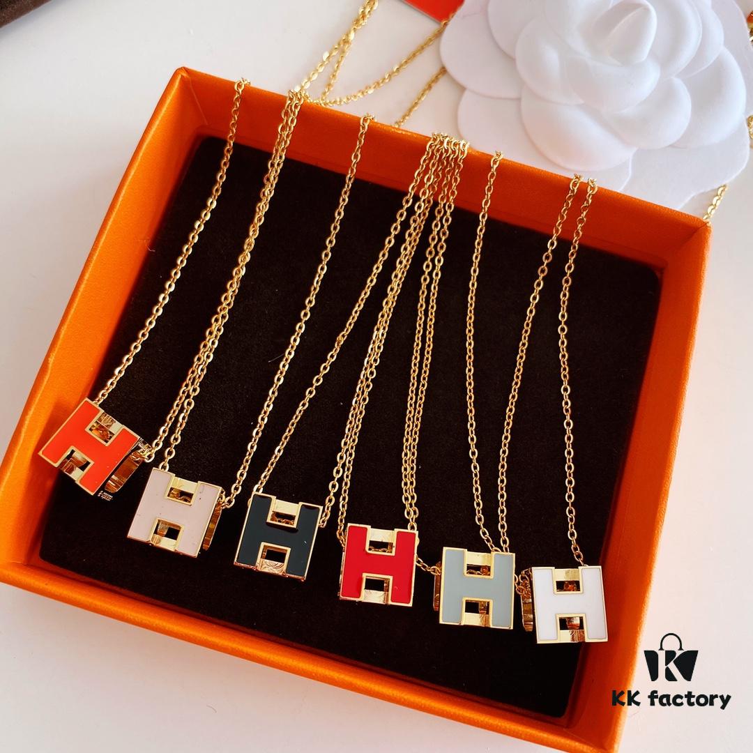 Hermès Cube Necklace, Incredibly Beautiful ✨ Instantly Adds Softness, Unique Textured 3D Cubes, Perfect Layering Piece for Spring and Summer, Features a Metal Side with Precision CNC Engraving, Offering Versatile Styling Effects When Flipped